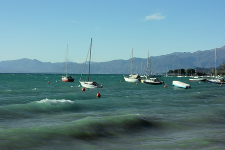 Berge Boote und Gardasee foto