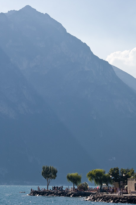 Berge in der naehe von Torbole am Gardasee foto