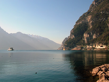 Berge und hohen Klippen Riva Del Garda foto