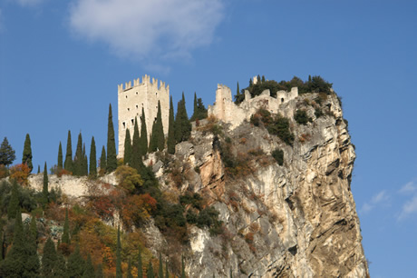 Burg auf einem Felsen am Gardasee foto