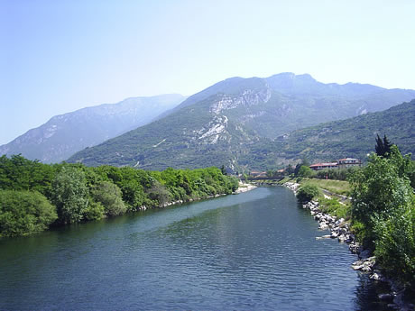 Fluss noerdlich Gardasee foto