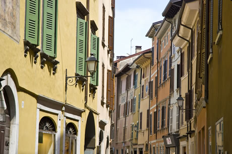 Gasse in Salo am Gardasee foto