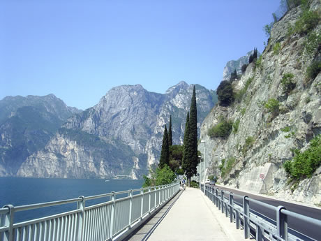 Gehweg entlang der Gardasee foto