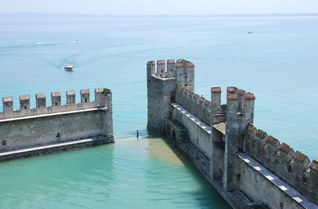 Mittelalterlichen hafen Sirmione am Gardasee foto