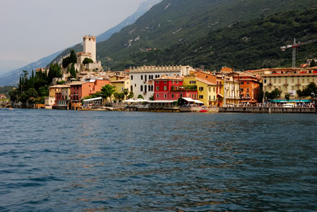 Rathaus von Malcesine am Gardasee foto