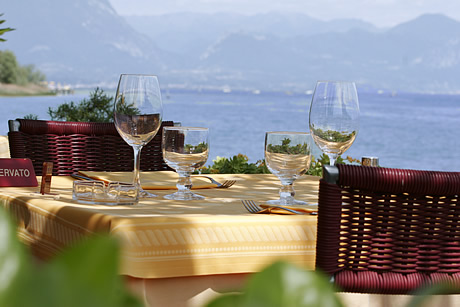 Restaurant mit Blick auf Sirmione am Gardasee foto