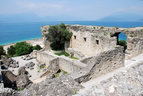 Ruinen von Catull Grottos auf der Halbinsel von Sirmione am Gardasee foto