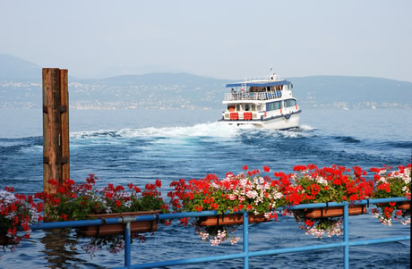 Schiff in Gardone Riviera am Gardasee foto