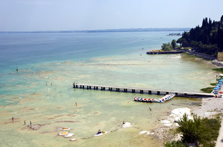 Strand in der naehe von Sirmione am Gardasee foto