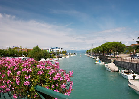 Strandbaeder am Gardasee Italien foto