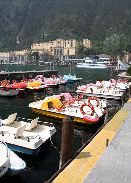 Tretboote in Riva Del Garda Italien foto