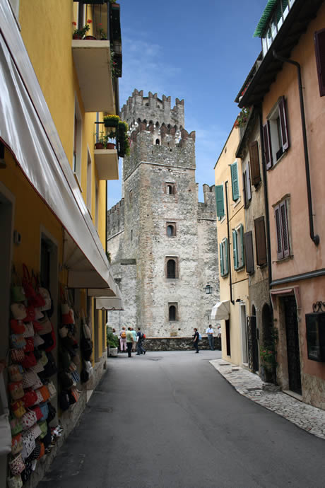 Turm von Sirmione am Gardasee foto