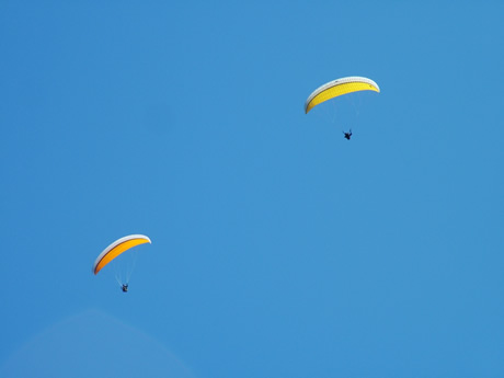 Avec parapente au dessus du lac de Garda photo