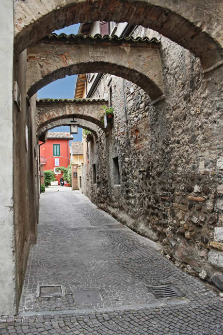 D'étroites ruelles à Sirmione Lac de Garde photo