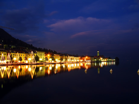 La ville de Salo à nuit Lac de Garde photo