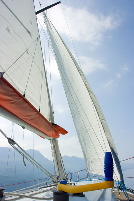 Mât d'un yacht du lac de Garde photo