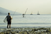 Windsurfeurs Et Pêcheurs Sur Le Lac De Garda