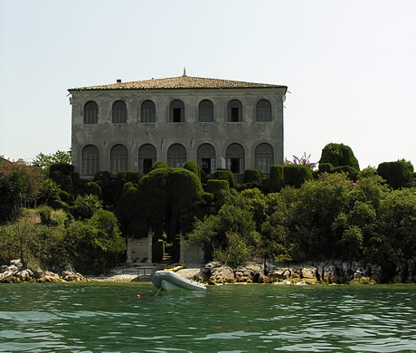 Une belle et vieille maison au Lac de Garde Italie photo