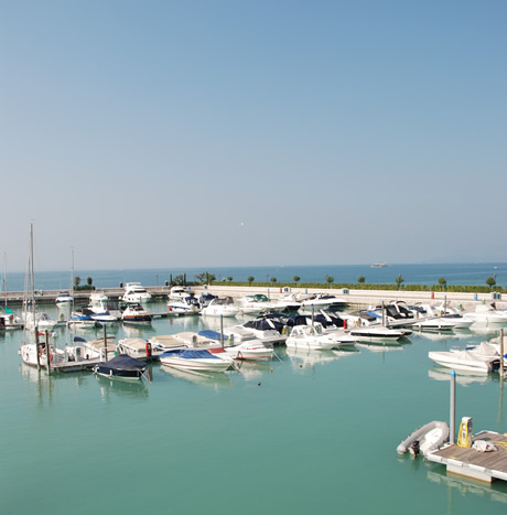 Yachts dans le port du Lac de Garde Italie photo