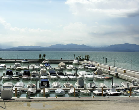 Yachts dans le port du Lac de Garde photo