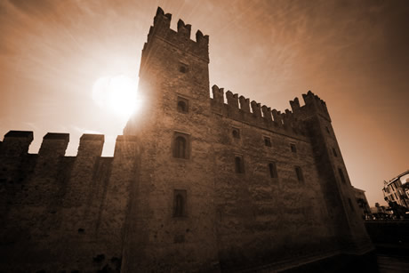 Castle of Sirmione on lake Garda foto