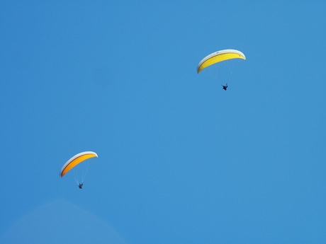 Paragliders on Garda lake foto