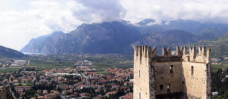 Castello di Arco nella piana dell alto Garda foto