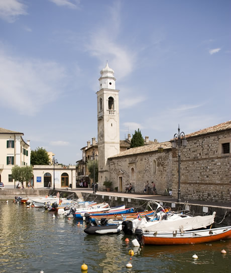 Dogana veneta e chiesa di San Niccolo a Lazise Lago di Garda foto