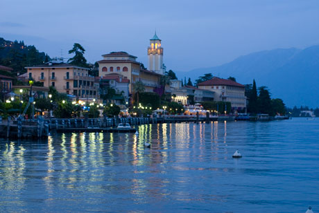 Gardone Riviera di sera sul Lago di Garda foto