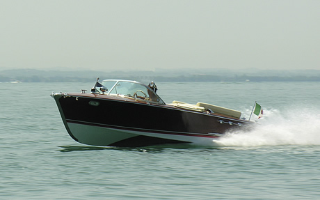 Motoscafo sul Lago di Garda foto