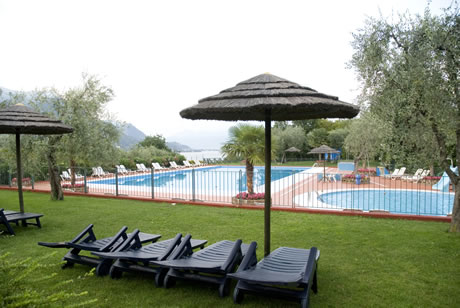 Piscina e ombrelloni vicino al Lago di Garda foto