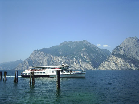 Traghetto sul Lago di Garda foto