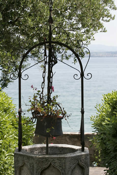 Vecchio pozzo sulle rive del Lago di Garda foto