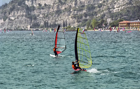 Windsurfisti sul Lago di Garda foto