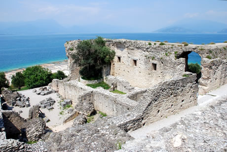 Catull Grottos peninsula Sirmione lacul Garda foto