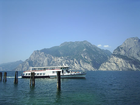 Croaziera cu feribotul pe lacul Garda foto