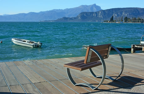 Munti la orizont lacul Garda foto